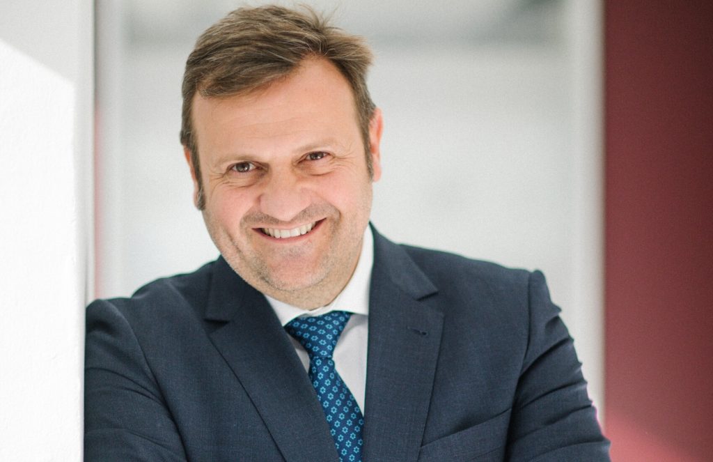 Actuar para cubrir las necesidades que el estado no satisface