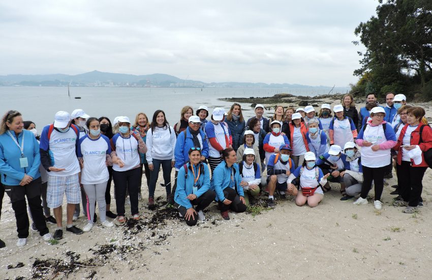 Ona Carbonell participa en la limpieza de basura marina en la isla de Cortegada con ABANCA y Afundación