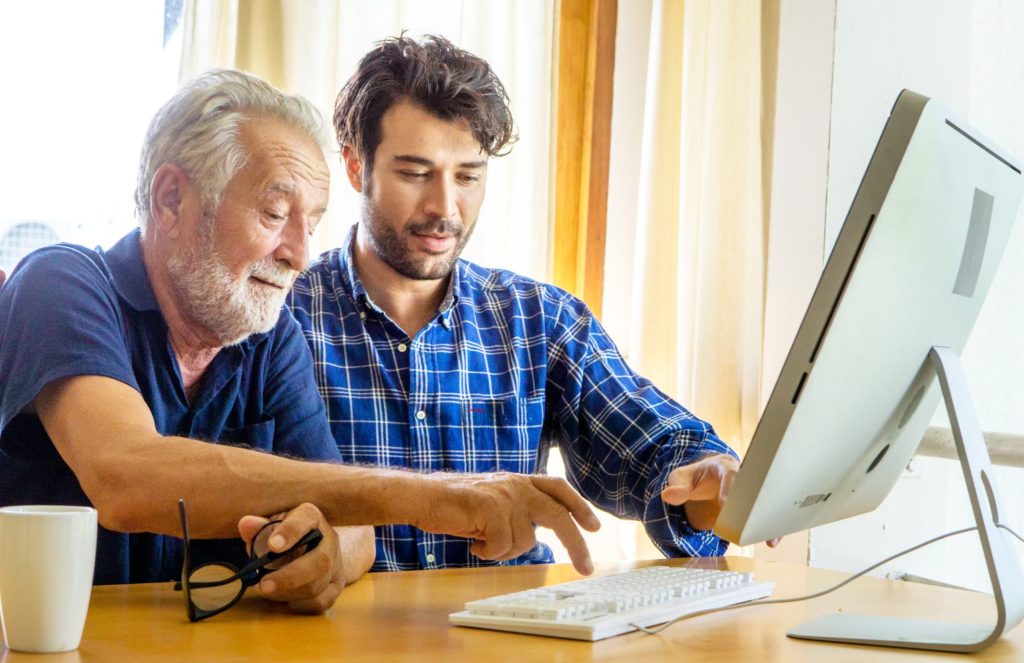 El sector bancario presenta sus avances en la atención a mayores y la España rural