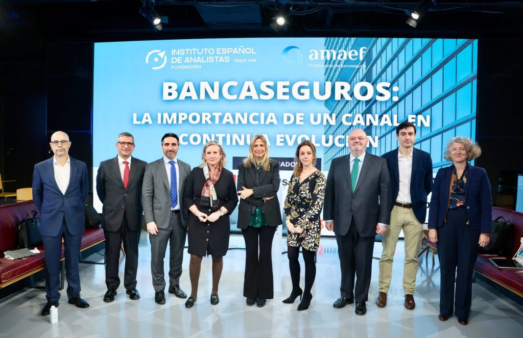 José María Méndez, director general de CECA, asiste a la presentación del estudio “Bancaseguros. La importancia de un canal en continua evolución”