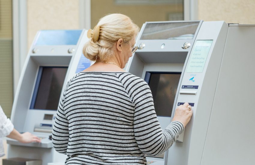La banca destaca que el 93% de sus cajeros ya está adaptado a mayores de 65 años