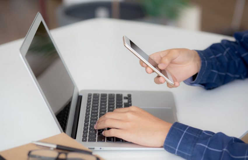 La brecha digital no existe solo en mayores: la Gen Z cree que su banco le enviará un WhatsApp